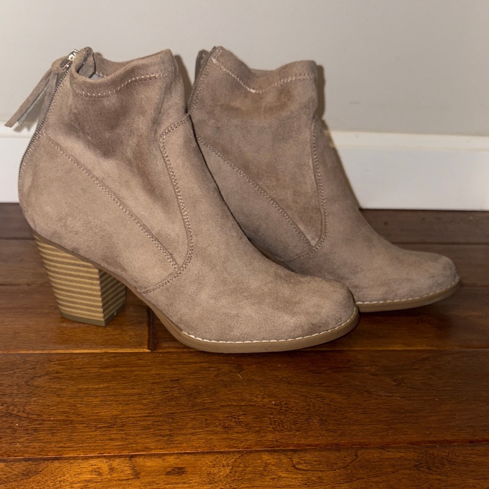 Dolce Vita Taupe Ankle Booties Size 8